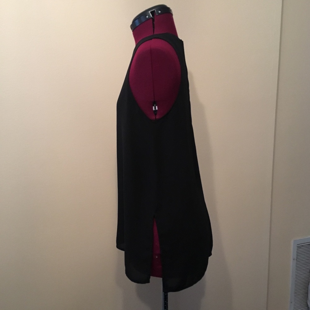 Black high low tank top w/ side slits Lush (BP)